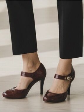 Burgundy and black high heels with a 3.5 inch heel 6.5